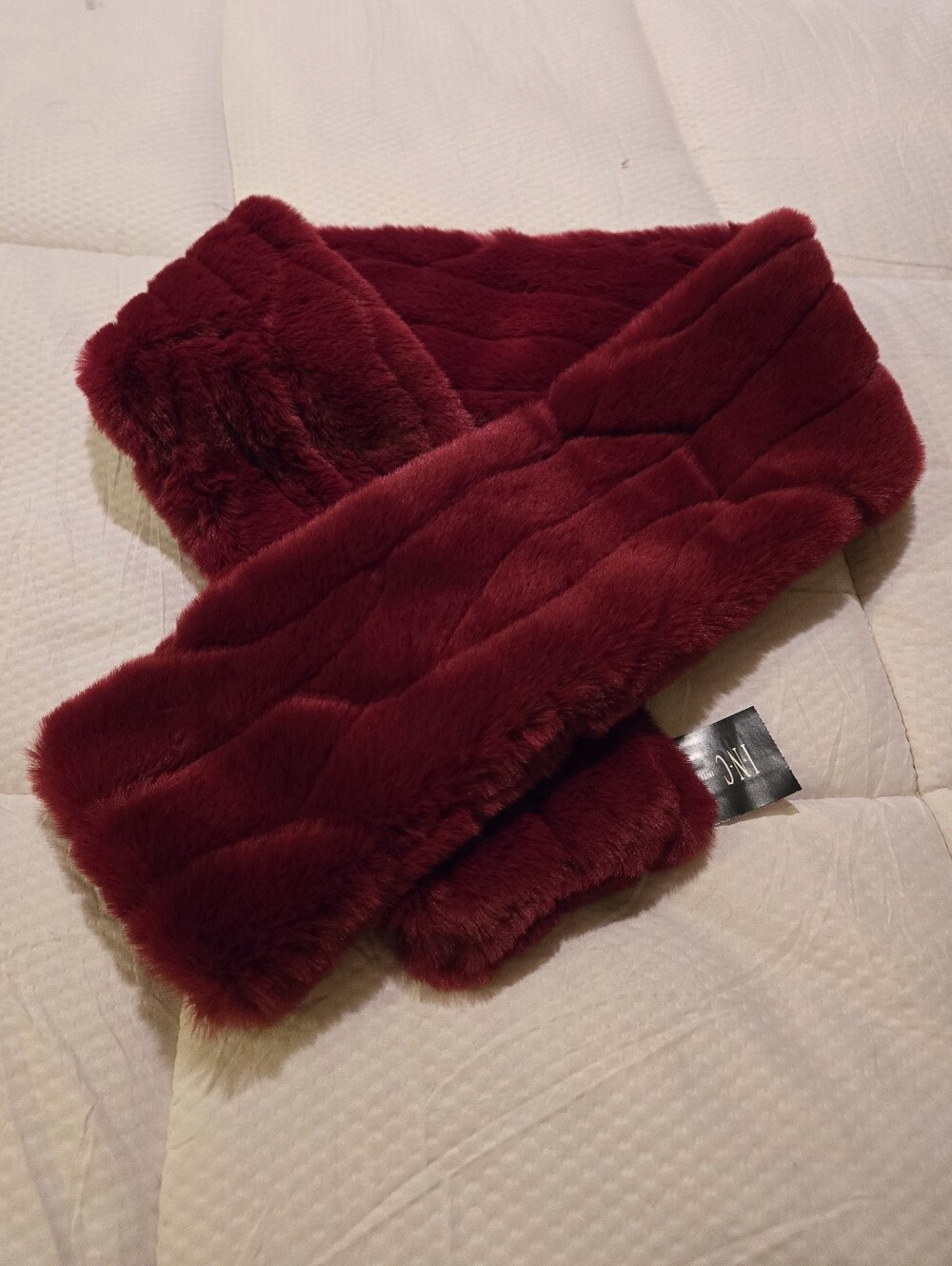 NWT FAUX FUR SCARF BURGUNDY Macy's Luxury Mob Wife Office Party Christmas Gift